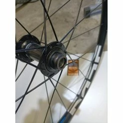 Roues Complètes Shimano - 27.5'' -TRANSMISSIONS BIKELIFE Soldes 2023 roue avant vtt 275 pouces shimano deore wh mt500 tubetype centerlock 2