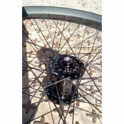 HUTCHINSON Roues Complètes - 27.5'' 11 HUTCHINSON Roues Complètes - 27.5'' -TRANSMISSIONS BIKELIFE Soldes 2023 roues dt swiss tune xm 5